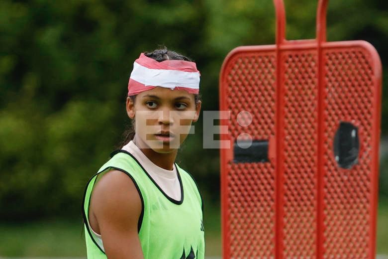 paulalerinm's tweet image. La 📸 de @anaescobar_p para @EFEdeportes…
Vicky López se ha plantado en el entrenamiento con ese vendaje en la cabeza por una apuesta con Cata Coll. Yo me meo 😂