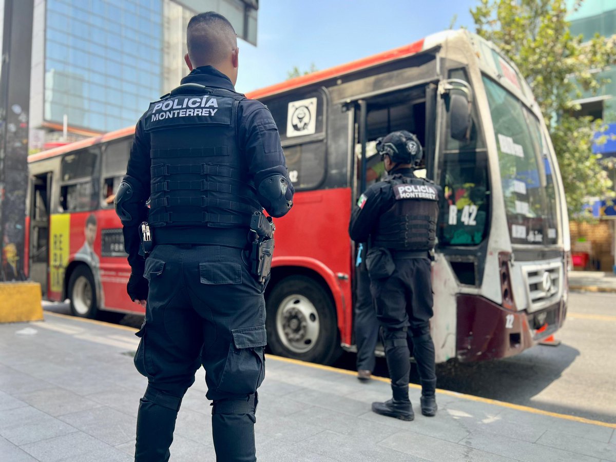 AdrianDeLaGarza's tweet image. En estas vacaciones, siéntete seguro en el transporte.
Con el Operativo Transporte cuidamos tu ruta, prevenimos el delito y combatimos el acoso a las mujeres.
La seguridad es prioridad en Monterrey, porque #AquíSeResuelve.