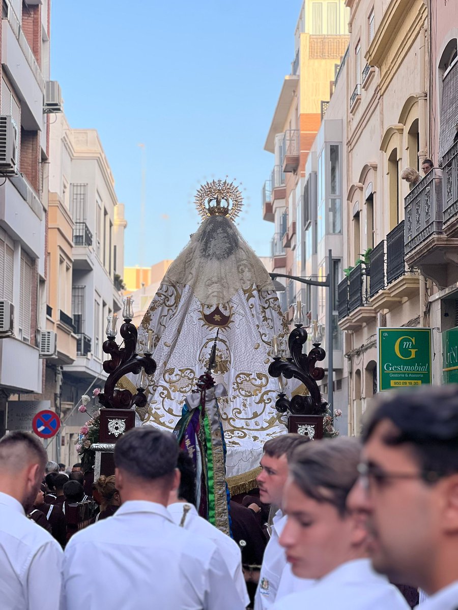 Nuestra Señora del Carmen Coronada, Reina de las Huertas, avanza por calle González Garbín. Suenan: 

• Carmen Coronada (<a href="/SergioBuenoDLP/">Sergio Bueno</a>)
• Glorias de Sevilla (Manuel Marvizón)

<a href="/ReinaHuertas/">Reina de las Huertas</a>
#SoñandoMúsica
