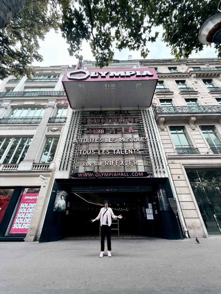 Working on new songs in Paris and came across this place. We had one of my favourite shows here a few years back and I also guested with LS Dunes here back in January. 

Did you see either of these shows? 
Steven