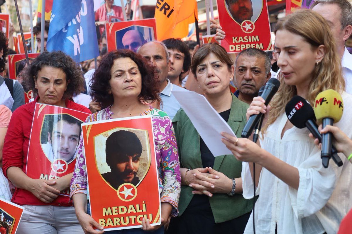 HDK_KONGRE's tweet image. Suruç Katliamı’nın 10. yılında, katledilen 33 devrimciyi, 33 düş yolcusunu andık, adalet talebimizi bir kere daha hep birlikte haykırdık.
Suruç’ta katleden yalnızca bombayı patlatanlar değil, istihbarata rağmen katliamı önlemeyen, delilleri karartan, failleri koruyan ve…