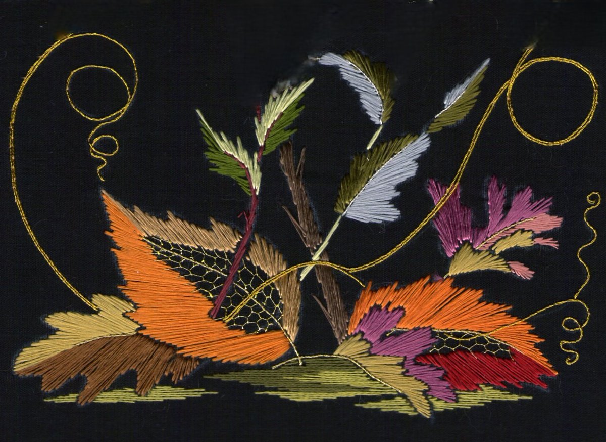helen_m_stevens's tweet image. Those fabulous shapes and textures (and then some!) can be found outside the cultivated garden, simply by looking down at the autumnal woodland floor, or at the foot of an old hedgerow. The remnants of summer climbers wind in, out and around the skeletal leaves, like tiny…