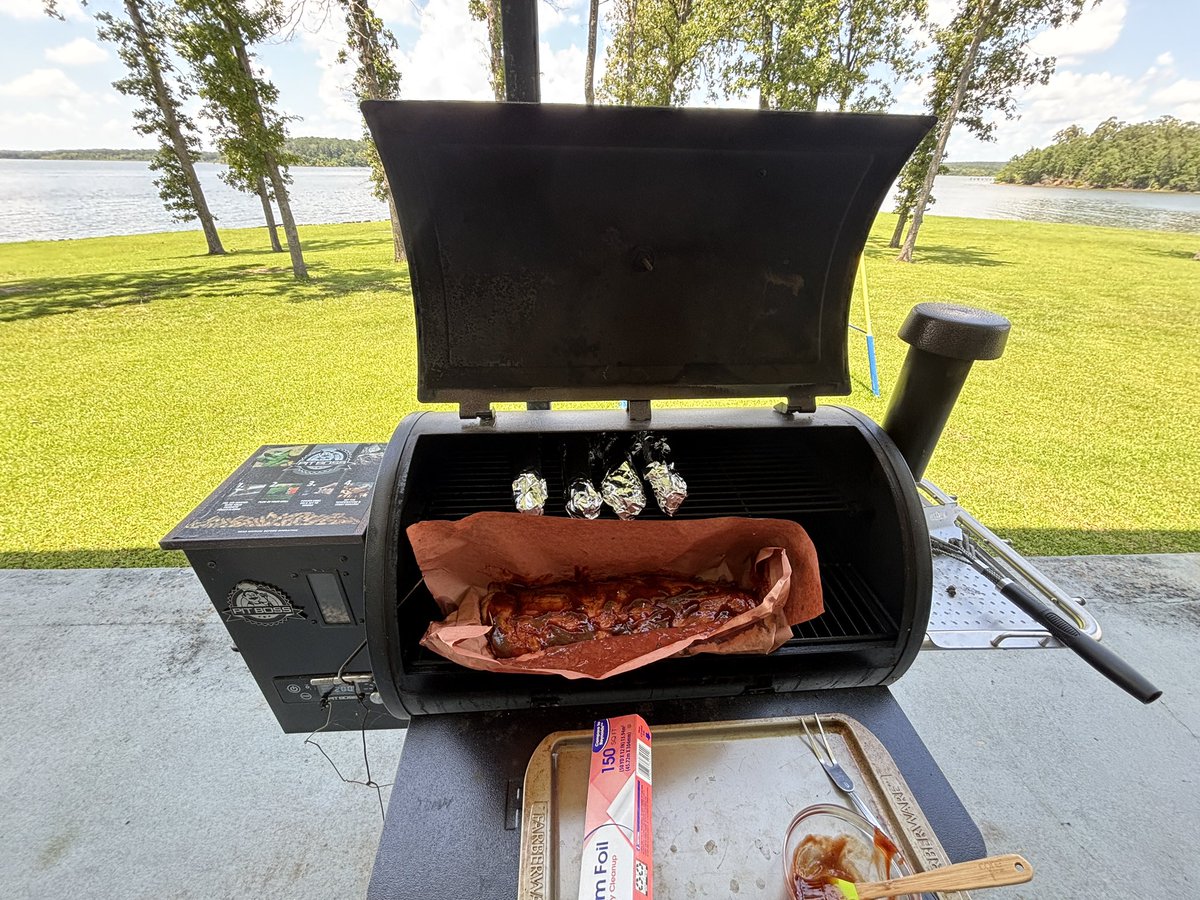 CapitalRecon's tweet image. Decided to do some @SteadyNFT_ grilling today on this gorgeous afternoon. Cheers, bros 🍻