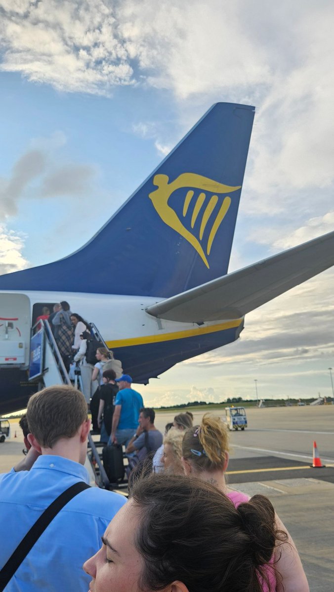 h_hkan's tweet image. Going back home after a fantastic 29h in London for Usyk vs Dubois 2 ✈️ and meeting @BoxingShrew @alexleboxe @SteveSpevack @AstonDarren before the show and watched Usyk with absolute brilliant performance to stop Daniel Dubois in round 5 🔥🥊 #UsykDubois2 @wembleystadium