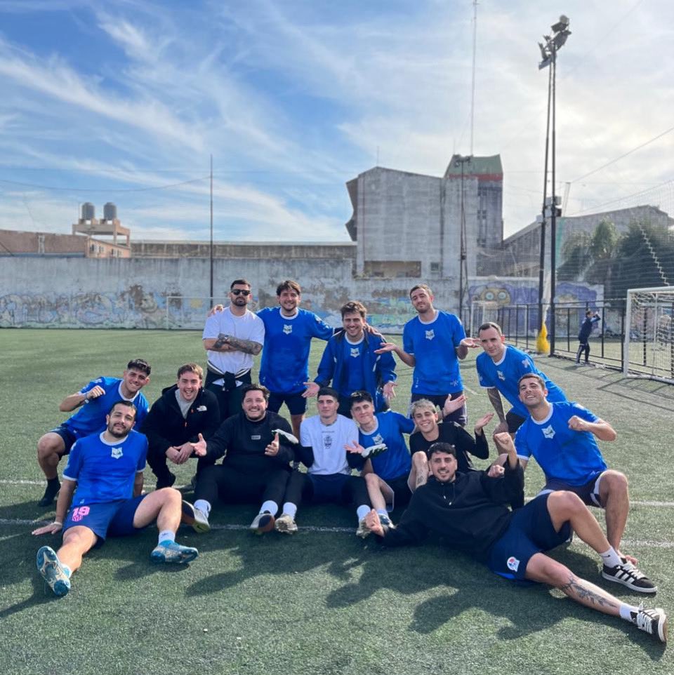 GimnasiaLat's tweet photo. DECIME QUE ESTÁS POR JUGAR UNA FINAL SIN DECIRME 🫡💙

Después de perder 4-2 la ida e ir perdiendo 7-3 en el global a falta de quince minutos, dimos vuelta un partido para el recuerdo y superamos por penales a Lanús LAT para clasificar a una nueva final 🐺⚔️ https://t.co/I8cG6ti4xp