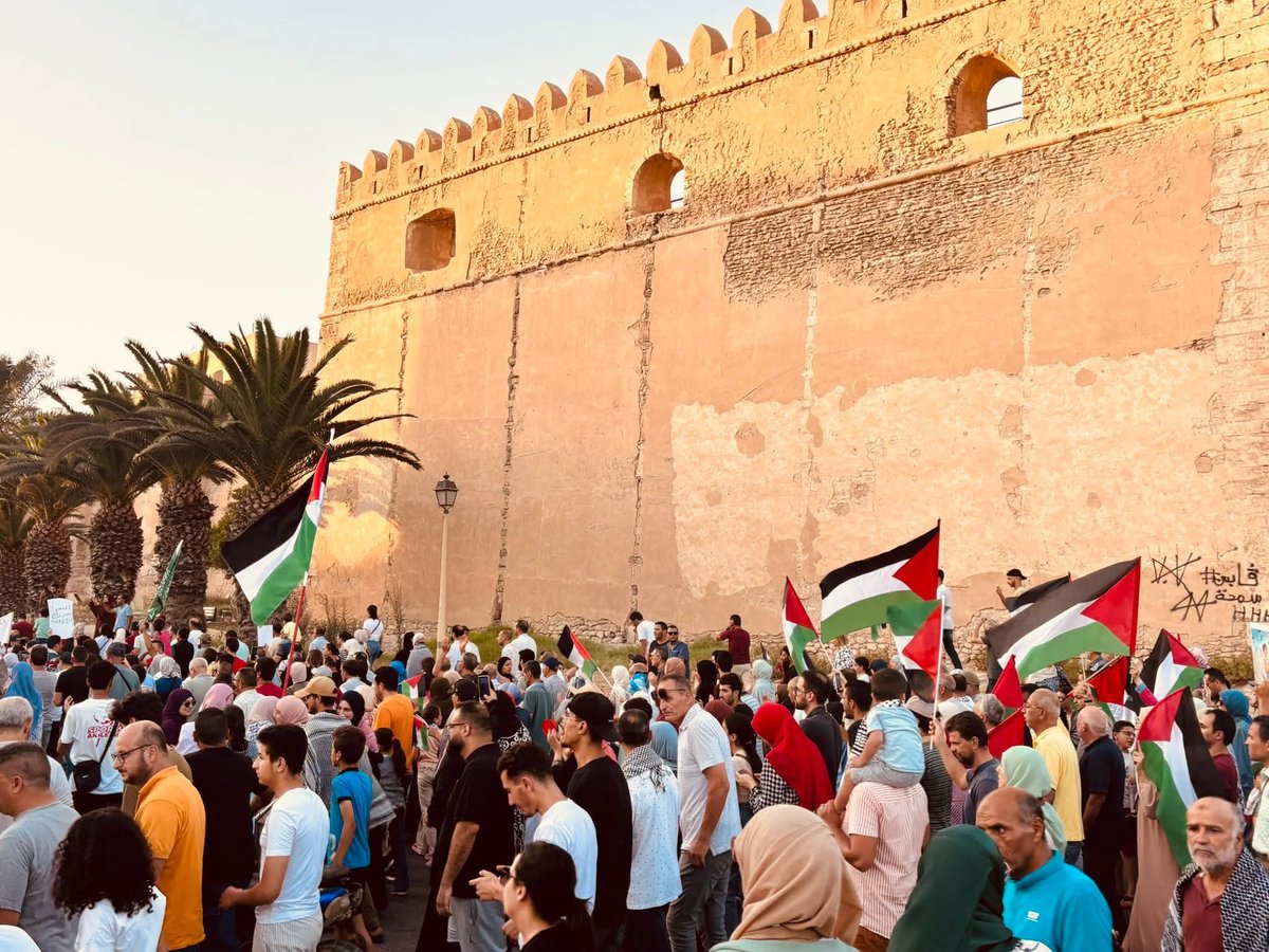 Legal_Agenda_TN's tweet image. تجمع مئات المتظاهرين وسط مدينة صفاقس، اليوم الأحد 20 جويلية، في مسيرة غاضبة احتجاجا على سياسة التجويع والحصار الممنهج وحرب الإبادة المتواصلة في قطاع غزة منذ أكثر من 650 يوما. وقد انتظمت بالتوازي مسيرات أخرى في العاصمة وعدّة مدن تونسية.
صور: المفكرة القانونية - تونس Legal Agenda…