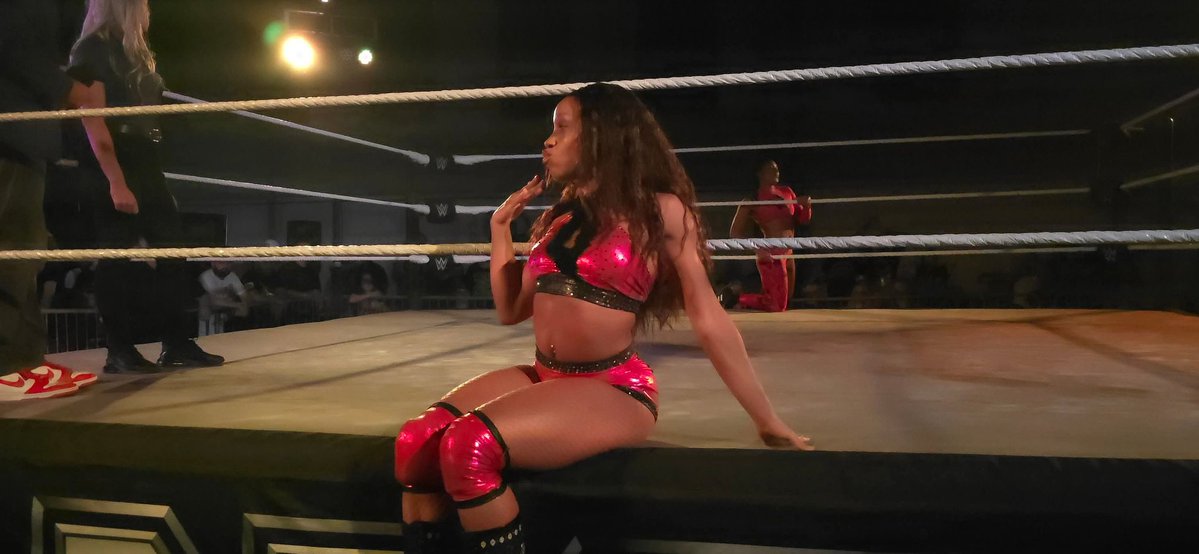 CarlosStoneking's tweet image. #nxttampa #wwenxt @nikkita_wwe @layladiggswwe FINALLY GOT MY HIGH FIVE FROM NIKKITA!! able to close this chapter of my life 🤣🤣🤣. It was in the water last night cause these ladies killed it. What a Match!!
