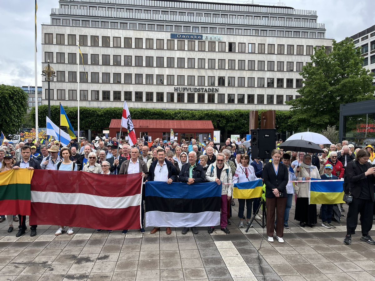 Mndagsrrelsen21's tweet image. 🇺🇦🇸🇪 Imorgon ses vi som vanligt i kl 12.00 på Norrmalmstorg.
Allt stöd till Ukraina!
Måndagsrörelsen håller möten varje måndag kl 12 på Norrmalmstorg sedan den ryska fullskaliga terrorn i februari 2022.
Mötena leds av @ghokmark och @FredrikMalm.
Välkommen, Slava Ukraini 🇺🇦