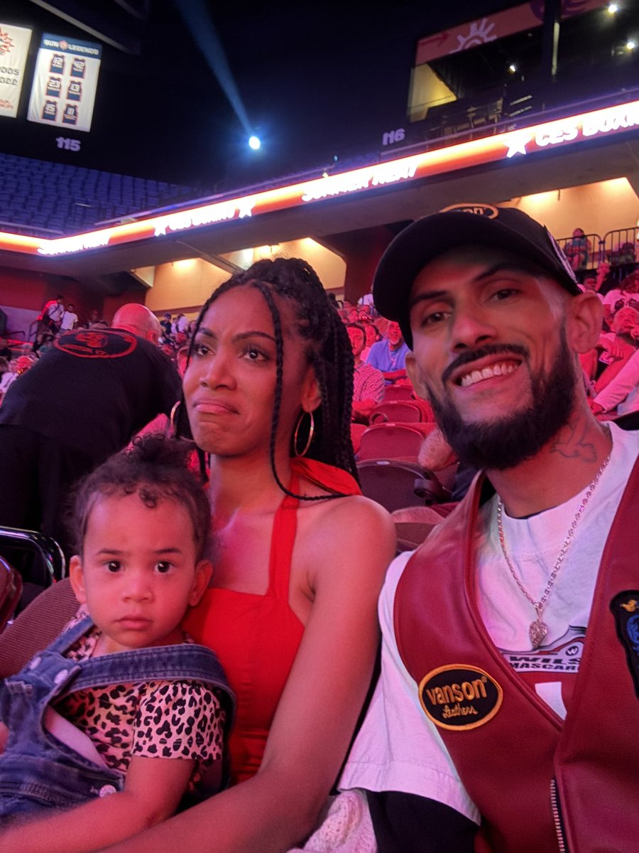 aspiringnobody_'s tweet image. Great night out at Mohegan to support Wilson’s title fight 🥊
Always inspired by watching these warriors battle 💯
Wifey doesn’t like watching them get hurt though 🤣