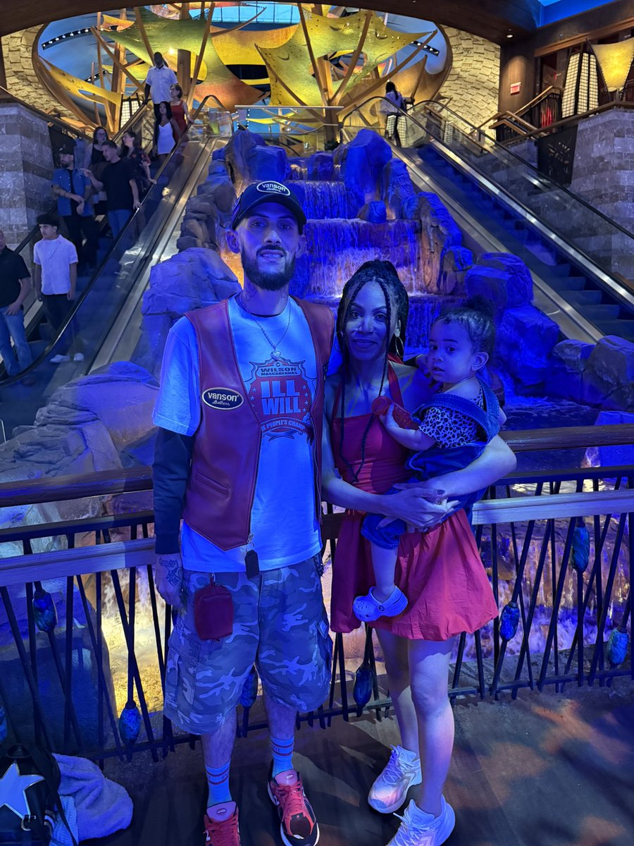 aspiringnobody_'s tweet image. Great night out at Mohegan to support Wilson’s title fight 🥊
Always inspired by watching these warriors battle 💯
Wifey doesn’t like watching them get hurt though 🤣