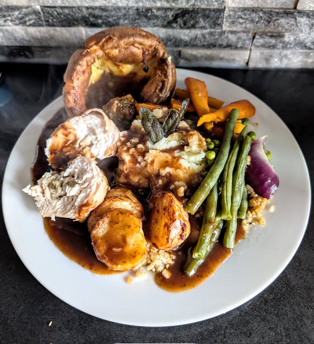 tismenic70's tweet image. Stuffed chicken breast.. Roasted veg
Crispy sage leaves.
Homegrown potatoes , beans and sage
#homegrown
#homecooking