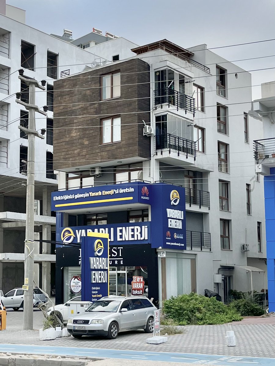 Eren_Tumer's tweet photo. Yıllar önce uyguladığımız bir bina. Bugün önünden geçtim: Dev bir reklam panosu haline gelmiş. Hep aynı mesele,  bu şehirde (ve ülkede) isteyen istediğini yapıyor. Yok mu bunun bir ayarı, bir denetleyeni? Bir kentsel politika diye soracak oluyorum, tam da o an bir gülme geliyor. https://t.co/58icXCO0EG