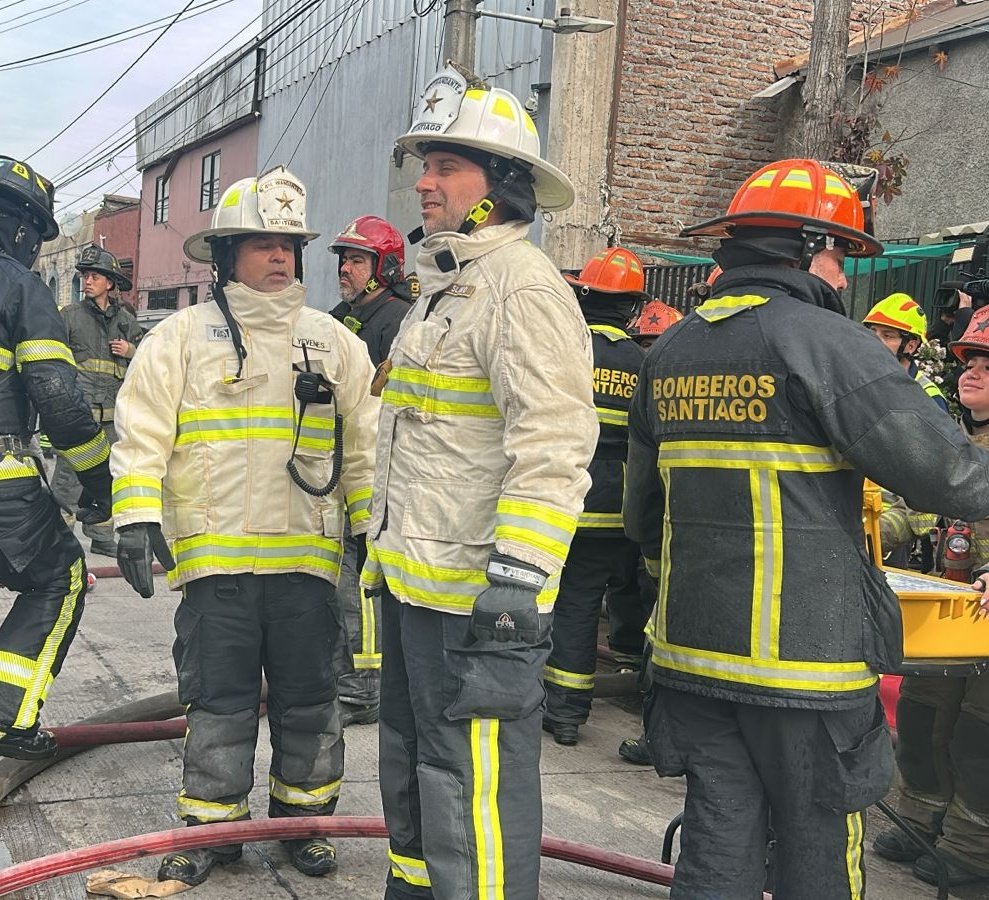 cbsantiago's tweet photo. 🔴 AHORA: el 2° Comandante del Cuerpo de Bomberos de Santiago, Juan Pablo Slako Guajardo, asume el mando y coordinación de las operaciones en el lugar de la 2ª Alarma de #Incendio, en calle Dávila Larraín y Ñuble, en la comuna de #Santiago.
@Comandantecbs 
@Muni_Stgo https://t.co/jFKCjVR7jJ