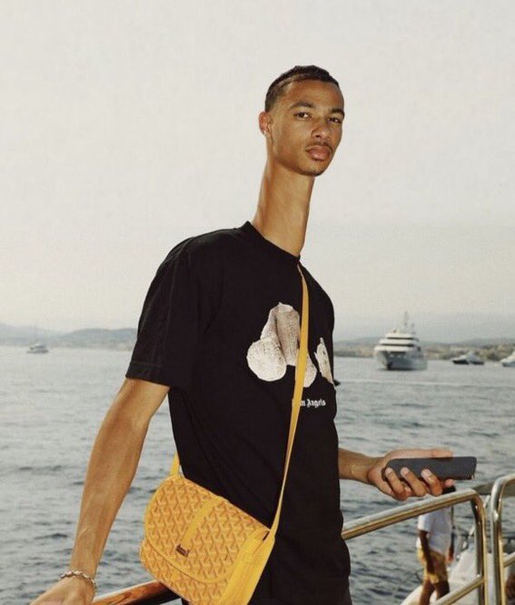 Massive congratulations to my friend Niko on signing with Liverpool FC for €90M. An incredible achievement and well deserved recognition of your talent, hard work and long neck. Good luck on the next chapter ❤️