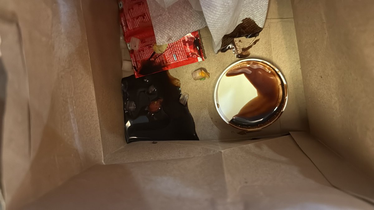 Shreyayy22's tweet photo. @zomatocare @zomato @tacobell 
Ordered classic crunch wrap veg and churros regular from taco bell
Sauce was dripped over whole order, received chicken taco. I had the chicken taco mistakenly and realised later in my sleep by the packing. And your chat support is bogus! https://t.co/JpdosNv4ed