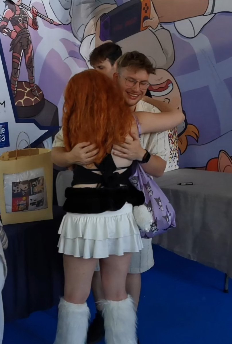 mukepotato_'s tweet image. depresión post meet&amp;amp;greet, COMO VAN A ABRAZAR TAN BONITO😭