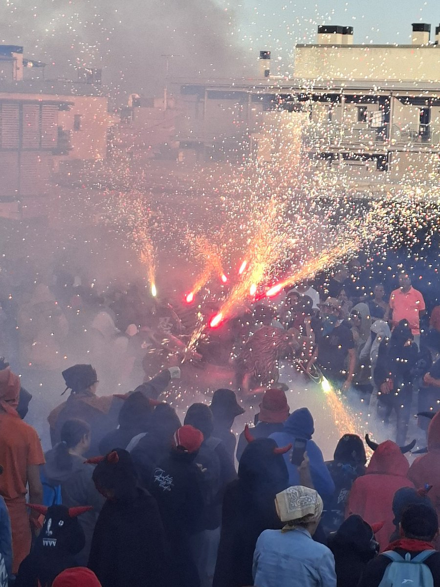 ituandreu's tweet photo. Estar a Mataró amb la @oratamsgp i que hi hagi el seguici petit de foc de #tarragona. @TGNcultura  @BallDiablesTgn @DracSantRocTgn @diablesvoramar @GriuTarragona https://t.co/knaLLo7fd0