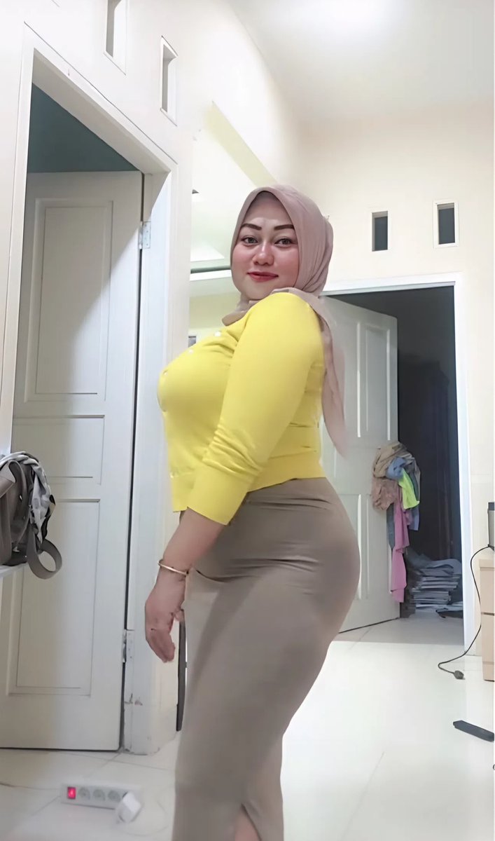 Onlayn super yuz porno videolar Oqituvchi onlayn porno orqali oquvchini uyiga jalb qildi.