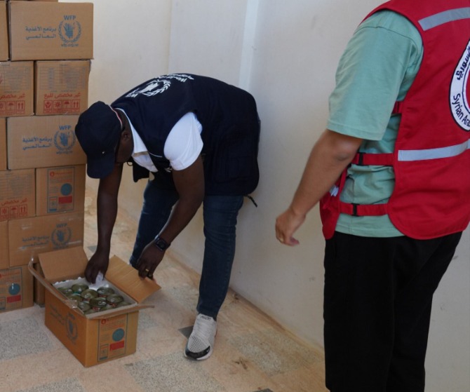 WFP_Syria's tweet image. 🚨 @WFP is on the ground in #Daraa supporting families displaced by recent clashes with ready-to-eat meals and wheat flour to bakeries to produce fresh bread.
Thanks to @SARC, WFP also delivered the first emergency aid to #Sweida today and is ready to scale up support.
#Syria