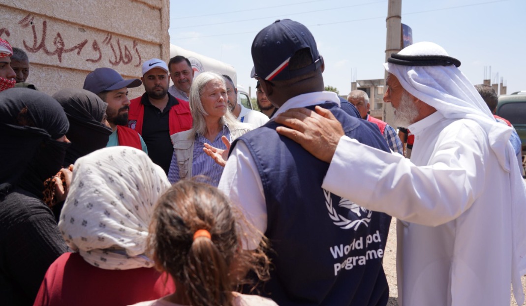 WFP_Syria's tweet image. 🚨 @WFP is on the ground in #Daraa supporting families displaced by recent clashes with ready-to-eat meals and wheat flour to bakeries to produce fresh bread.
Thanks to @SARC, WFP also delivered the first emergency aid to #Sweida today and is ready to scale up support.
#Syria