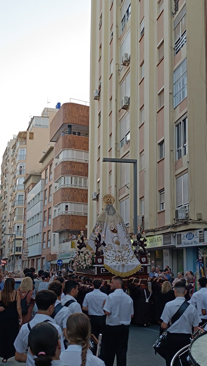 Nuestra Señora del Carmen Coronada avanza por San Leonardo hasta la Plaza de Santa Rita. Interpretamos: 

• Pasan Los Campanilleros (M. López Farfán)
• Coronación de la Macarena (P. Braña)

<a href="/ReinaHuertas/">Reina de las Huertas</a>
#SoñandoMúsica