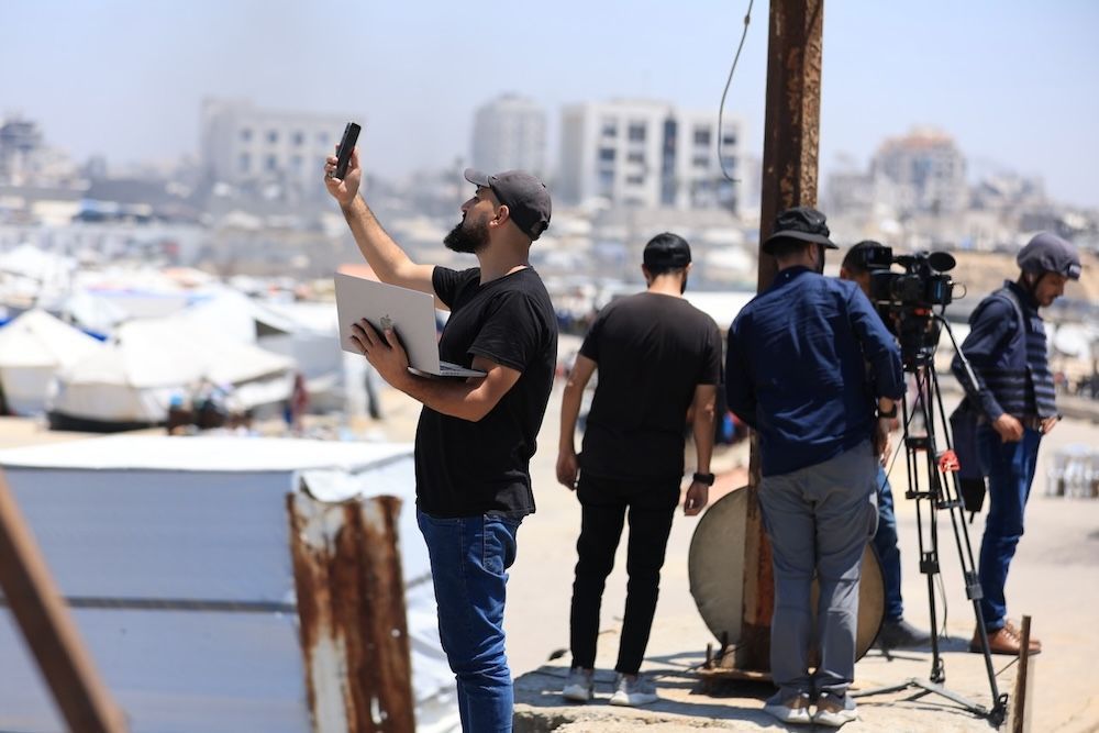IFEX's tweet image. #Palestine 🇵🇸 Under Israeli siege and digital blockade, @7amleh shows how social media is vital for Palestinians to survive, document, and resist erasure amid war and censorship, calling for urgent action to protect their digital rights. buff.ly/ZoJ6Uqn
