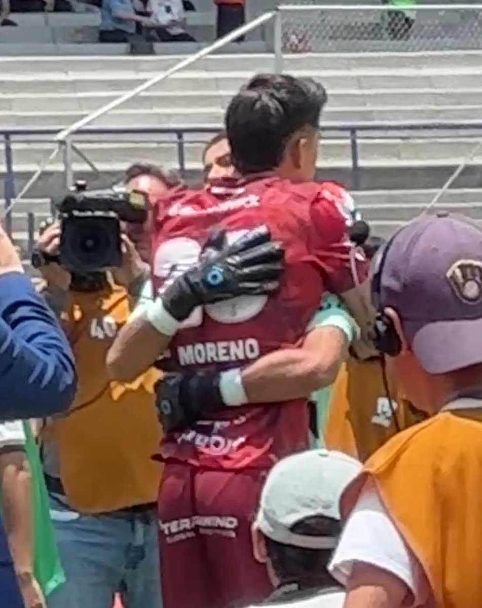 FabrizioDC_'s tweet image. Carlos Moreno, portero de Tuzos, se acercó con Rodrigo Parra para darle palabras de aliento tras el partido de errores del joven de #Pumas.
Enorme gesto del arquero de Pachuca.