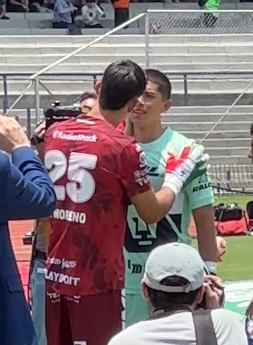 FabrizioDC_'s tweet image. Carlos Moreno, portero de Tuzos, se acercó con Rodrigo Parra para darle palabras de aliento tras el partido de errores del joven de #Pumas.
Enorme gesto del arquero de Pachuca.