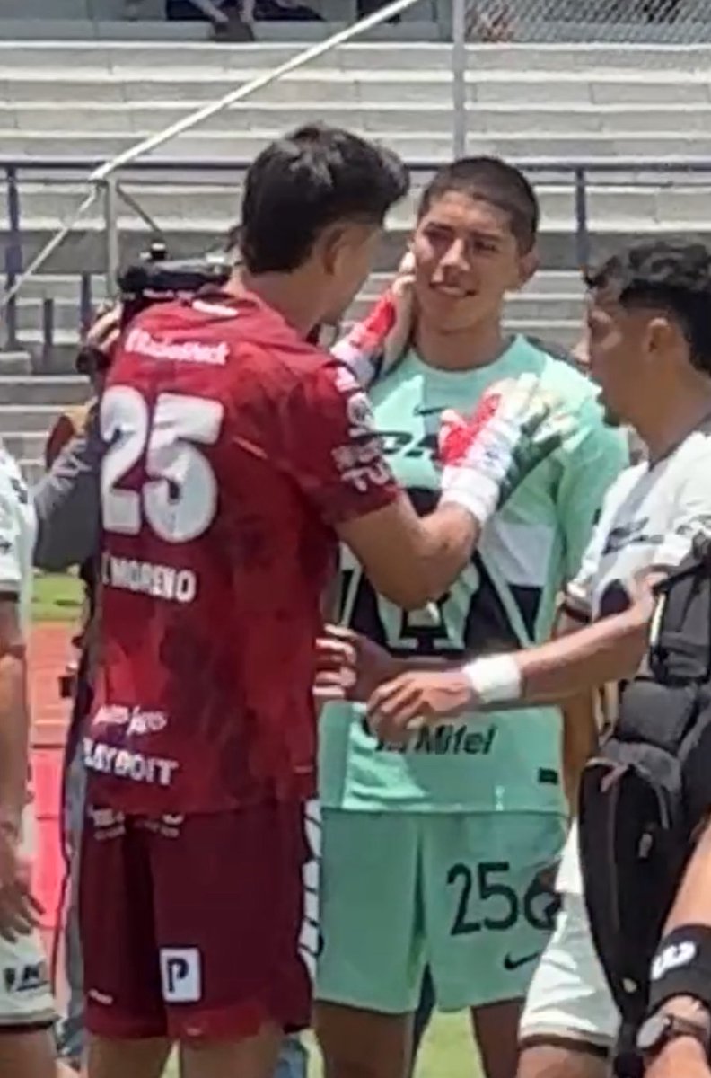 FabrizioDC_'s tweet image. Carlos Moreno, portero de Tuzos, se acercó con Rodrigo Parra para darle palabras de aliento tras el partido de errores del joven de #Pumas.
Enorme gesto del arquero de Pachuca.