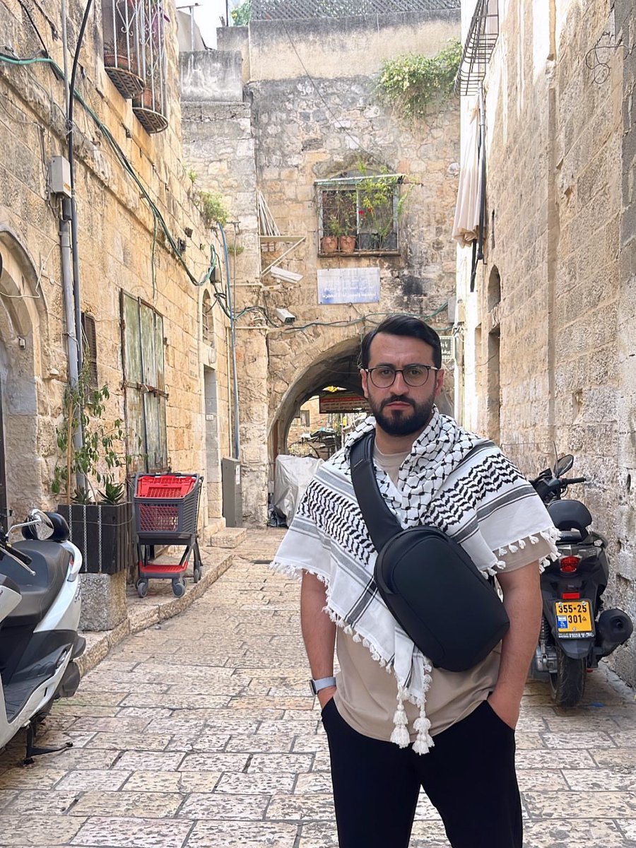 Burda çiçekler açmıyor,
Kuşlar süzülüp uçmuyor,
Yıldızlar ışık saçmıyor,
Geçmiyor günler, geçmiyor Çünkü burası Gazze.

#gazzeölüyör