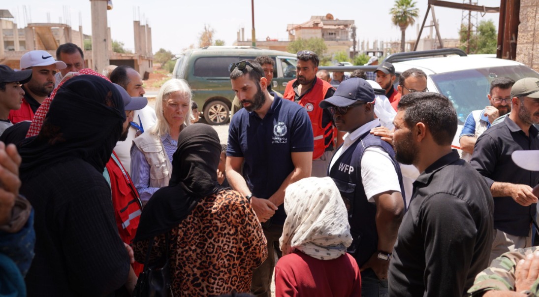 WFP_Syria's tweet image. 🚨 @WFP is on the ground in #Daraa supporting families displaced by recent clashes with ready-to-eat meals and wheat flour to bakeries to produce fresh bread.
Thanks to @SARC, WFP also delivered the first emergency aid to #Sweida today and is ready to scale up support.
#Syria