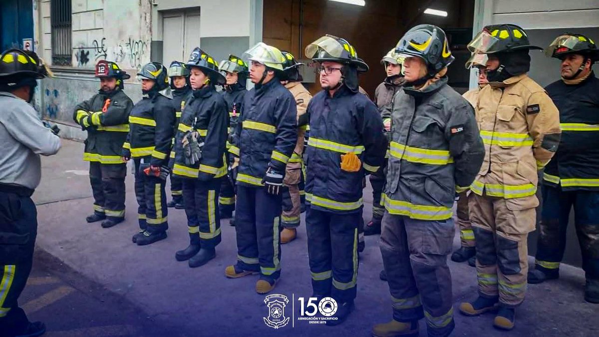 Este fin de semana la Escuela de Bomberos de Iquique realizó el curso “Entradas Forzadas”. Provechosa jornada donde instructores <a href="/ANB_Chile/">Academia Nacional</a>  del <a href="/cbi_iqq/">Cuerpo de Bomberos de Iquique</a> continuaron formando a una nueva generación de respondedores de incidentes. #Iquique #150años ¡Profesionales de la Emergencia!