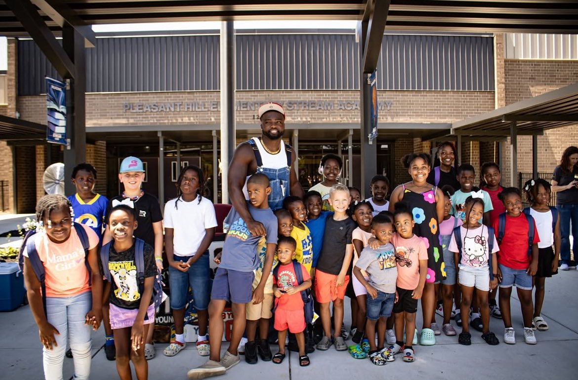 AryePulliNFL's tweet image. Rams pass rusher @Byron_97 tells me that he did a back-to-school drive yesterday, giving away 300 backpacks at Pleasant Hill elementary school in South Carolina.
Dollar General partnered with Young and awarded the school $50,000 as part of their Literacy Initiatives program.