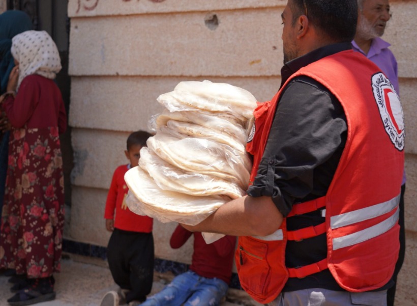 WFP_Syria's tweet image. 🚨 @WFP is on the ground in #Daraa supporting families displaced by recent clashes with ready-to-eat meals and wheat flour to bakeries to produce fresh bread.
Thanks to @SARC, WFP also delivered the first emergency aid to #Sweida today and is ready to scale up support.
#Syria