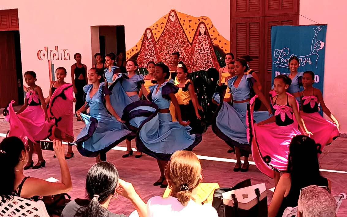 Espectáculo de clausura del Taller de verano #ConjuntodedanzaLembranza
#Cienfuegos  en la sede de la #AHS.
#CubaEsCultura
#CienfuegosXMásVictorias