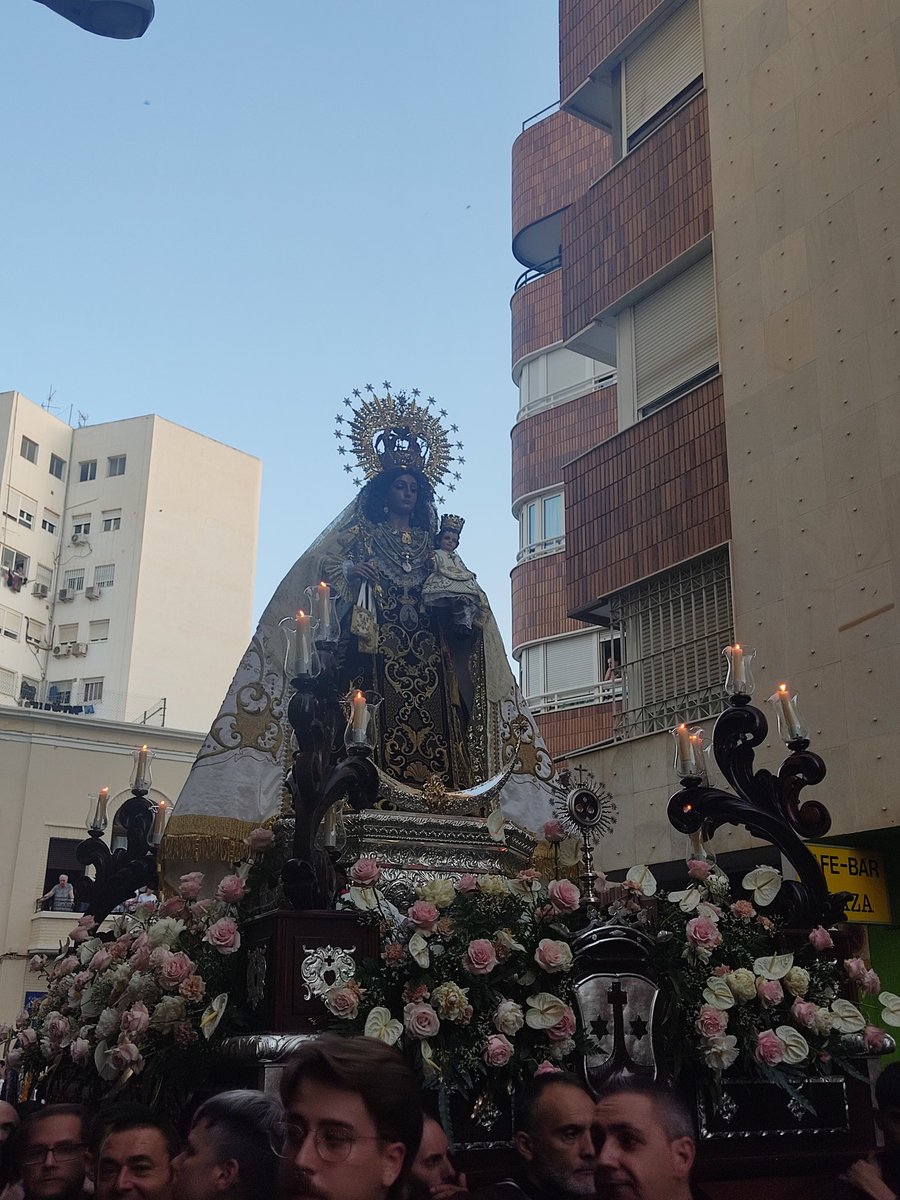 En la calle Argollones se sitúa Nuestra Señora del Carmen Coronada, Reina de las Huertas.

<a href="/ReinaHuertas/">Reina de las Huertas</a>