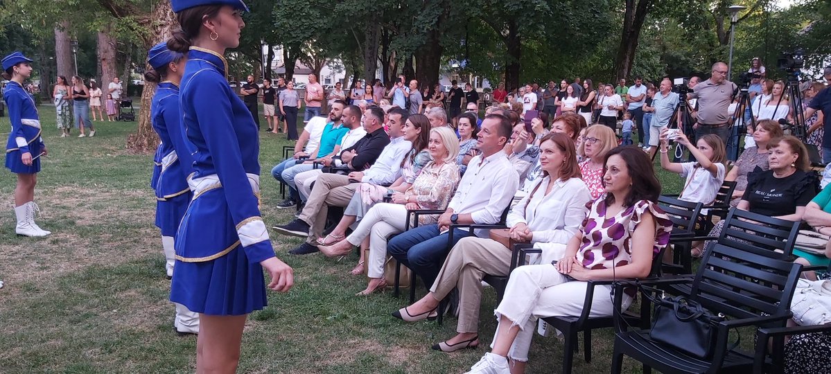 Na ljetnoj pozornici Narodnog sveučilišta u #Livno, u središnjem gradskom parku, nazočila sam svečanom otvorenju Livanjskog kulturnog ljeta 2025.!