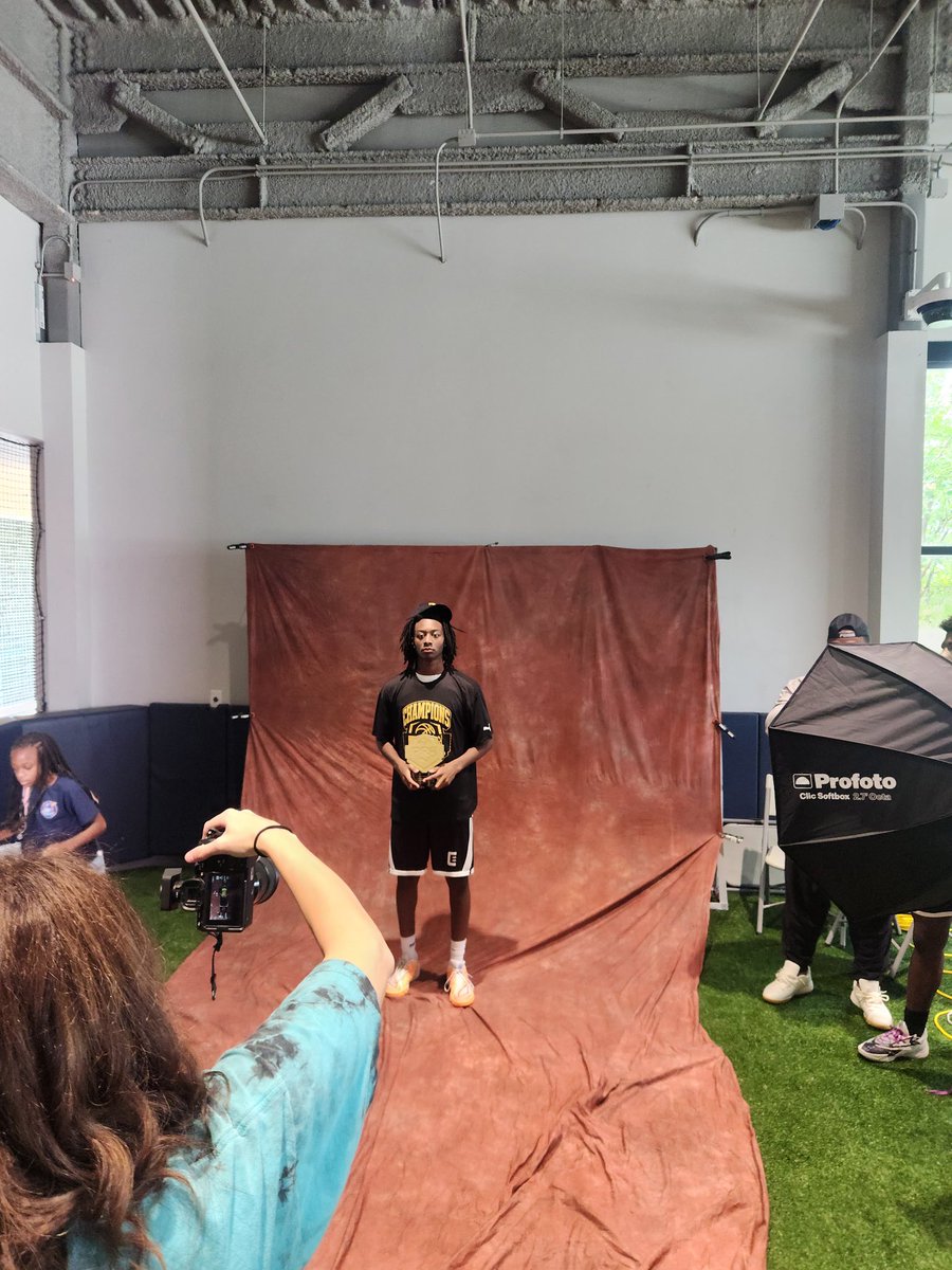 cameronmartin_5's tweet image. We fought through adversity all season long and still came out on top once again❗️. Battled through a fractured finger on my shooting hand the past 2 weekends to help my team win. #B2Bchamps 🥇@CoozElite3