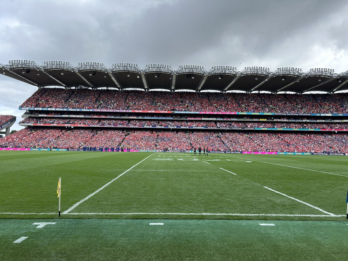 RNF36's tweet image. Comhghairdeas @officialtipperarygaa
Is pribhléid atá ann an deis a fháil le hoibriú i @CrokePark ar na laethanta móra & laochra spóirt ár linne a chur faoi agallamh.
Back on radio commentary next Sunday for the big one @RTERnaG
A busy week ahead. Ag súil go mór leis.