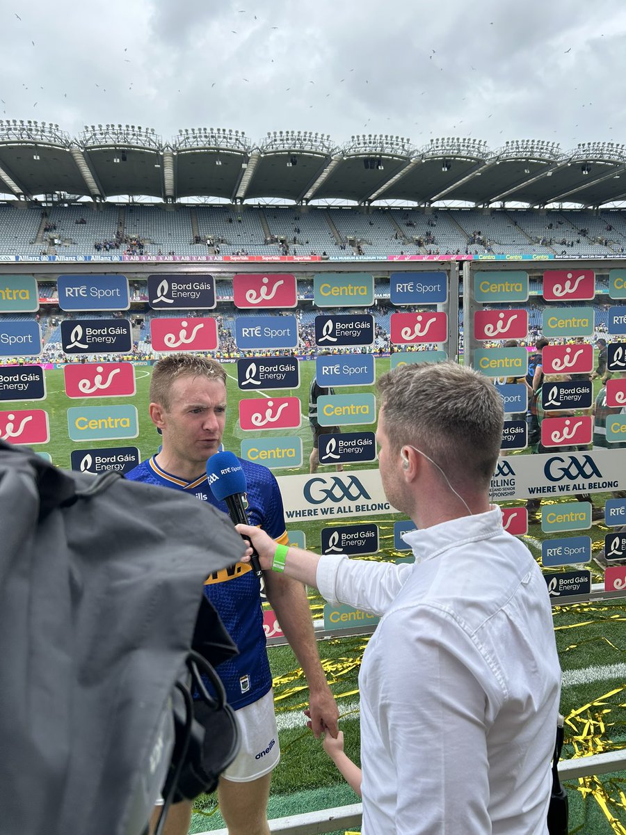 RNF36's tweet image. Comhghairdeas @officialtipperarygaa
Is pribhléid atá ann an deis a fháil le hoibriú i @CrokePark ar na laethanta móra & laochra spóirt ár linne a chur faoi agallamh.
Back on radio commentary next Sunday for the big one @RTERnaG
A busy week ahead. Ag súil go mór leis.