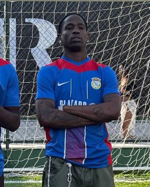 rcostadoazeite's tweet image. Travis Scott (personagem de Fortnite) com a camisola do Alverca wtf 😭