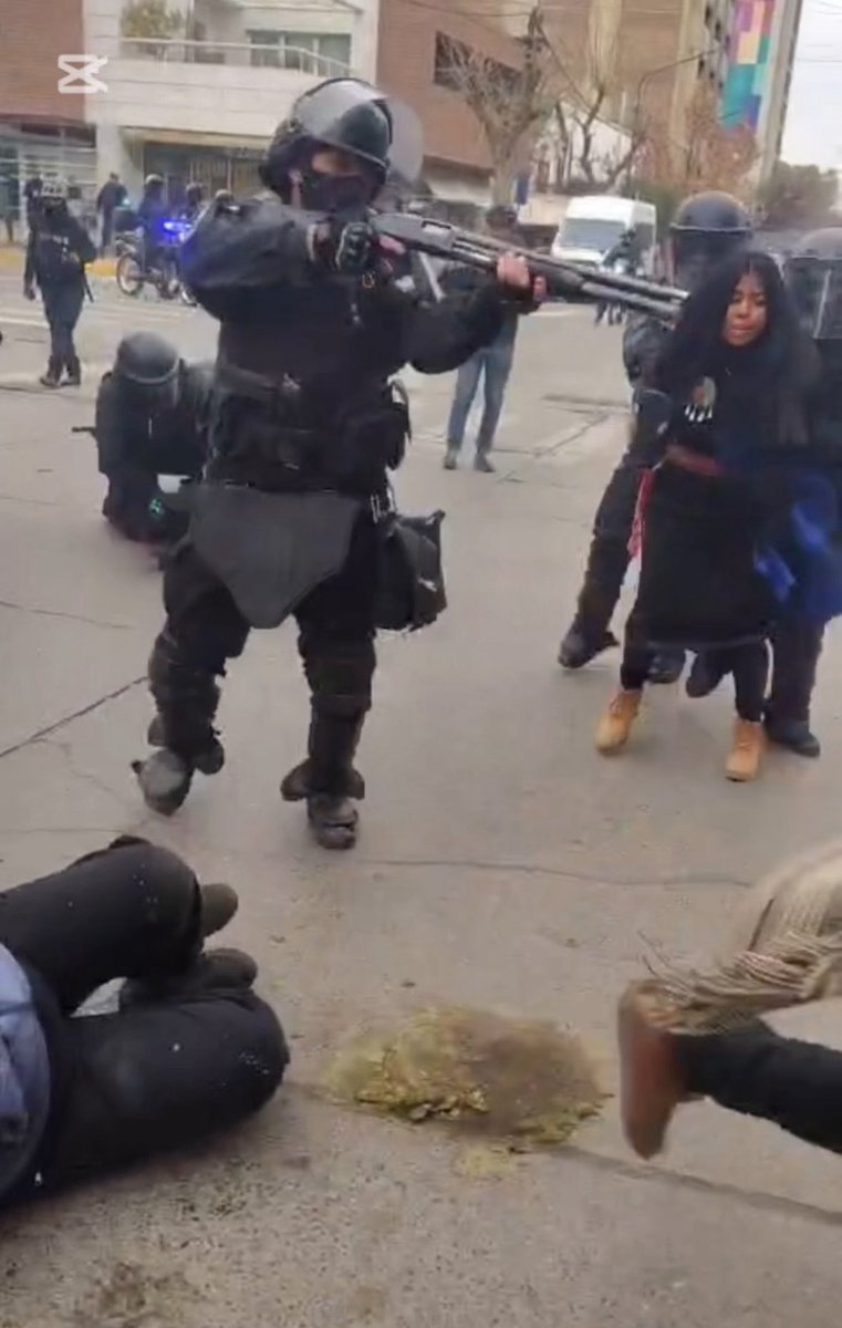 maurirojasnqn's tweet image. En la represión violenta contra las comunidades mapuches de este domingo, este policía apuntó a la cabeza del dirigente de la Confederación Mapuche de Neuquén Jorge Nawel. 
¿Con qué intención le apuntó a la cabeza? ¿Casualidad o premeditado que haya sido a Jorge?