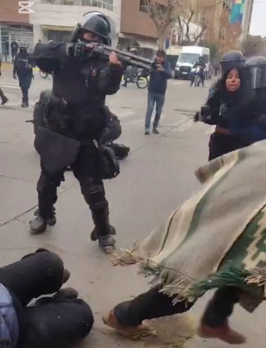 maurirojasnqn's tweet image. En la represión violenta contra las comunidades mapuches de este domingo, este policía apuntó a la cabeza del dirigente de la Confederación Mapuche de Neuquén Jorge Nawel. 
¿Con qué intención le apuntó a la cabeza? ¿Casualidad o premeditado que haya sido a Jorge?