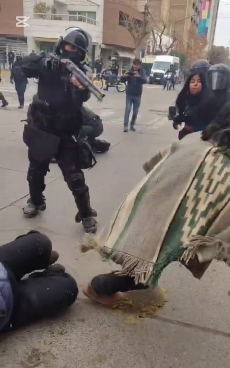 maurirojasnqn's tweet image. En la represión violenta contra las comunidades mapuches de este domingo, este policía apuntó a la cabeza del dirigente de la Confederación Mapuche de Neuquén Jorge Nawel. 
¿Con qué intención le apuntó a la cabeza? ¿Casualidad o premeditado que haya sido a Jorge?