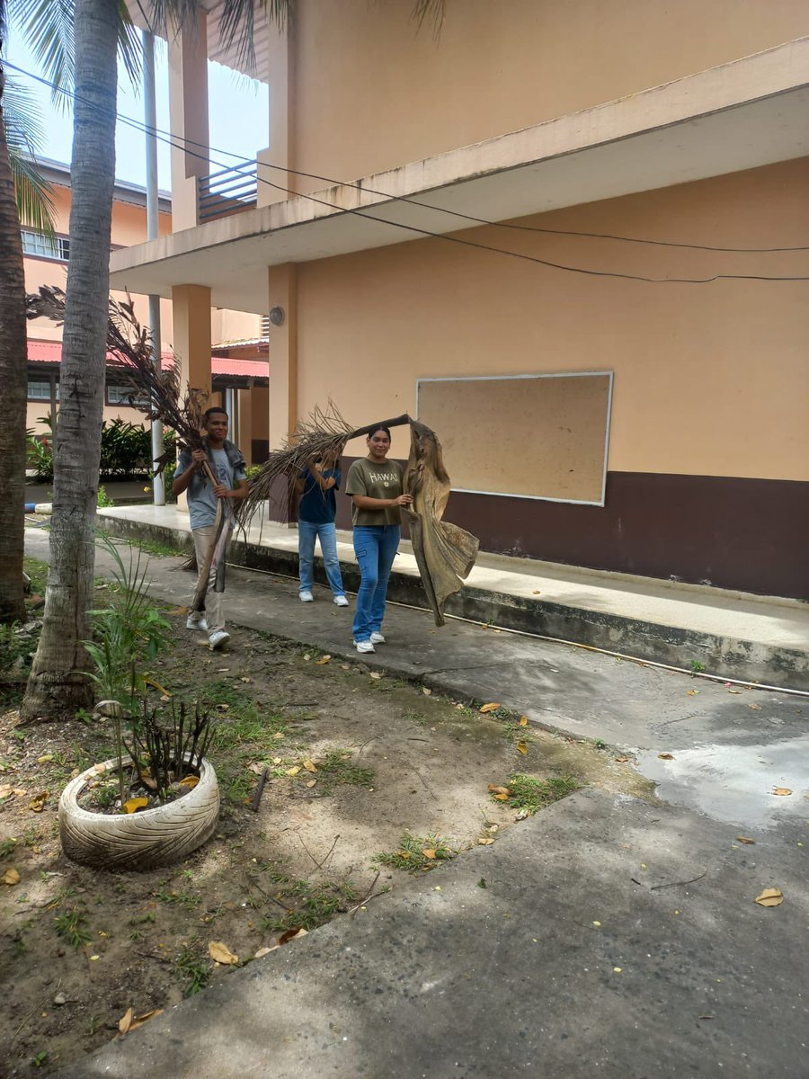 Jóvenes moscotistas realizaron una jornada de labor social en su colegio, enseñando el maravilloso mundo del voluntariado y dejando claro que el compromiso con su institución va más allá de las aulas. Con esfuerzo y dedicación, demostraron que aman a su colegio.