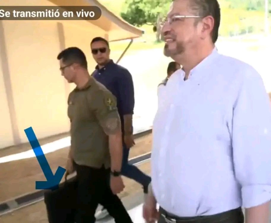 PIERO_CALANDRE's tweet image. ¡OJO A LA IMAGEN!
🚨🚨🚨🚨🚨🚨🚨

¿A qué le temerá tanto RODRIGO CHAVES como para que haya tomado la decisión de que sus guardaespaldas porten &quot;maletines balísticos&quot;?
¿No que muy &quot;querido&quot; por &quot;todo el pueblo&quot;?

A algo le tiene miedo el NARC0-J4GUAR0.
🤡🤡🤡👇🏻👇🏻👇🏻🤡🤡🤡