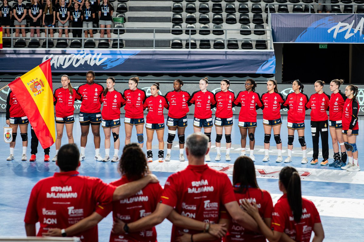 Orgullo de equipo, orgullo de generación y orgullo de #GuerrerasJúnior. Se llevan el Subcampeonato de Europa, aunque para todo el #Balonmano español sean de ORO. Hay mimbres para soñar en grande con estas jugadoras y este cuerpo técnico. 
ENHORABUENA <a href="/RFEBalonmano/">RFEBalonmano</a> por esta PLATA.