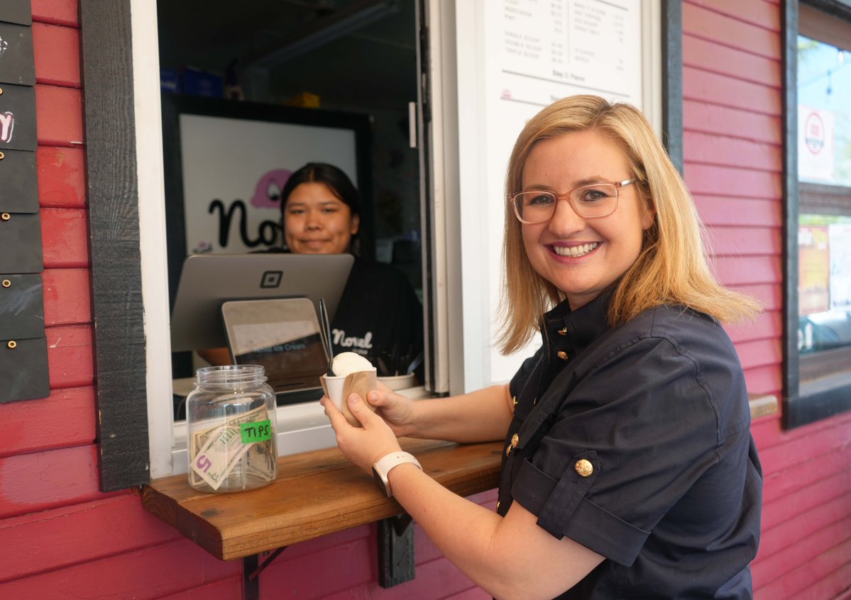 MayorGallego's tweet image. Celebrating #NationalIceCreamDay by grabbing a scoop at Novel, ranked the best ice cream shop in the nation by @Yelp! 🍦

I brought my office along and their Dough Melt was a fan favorite.
