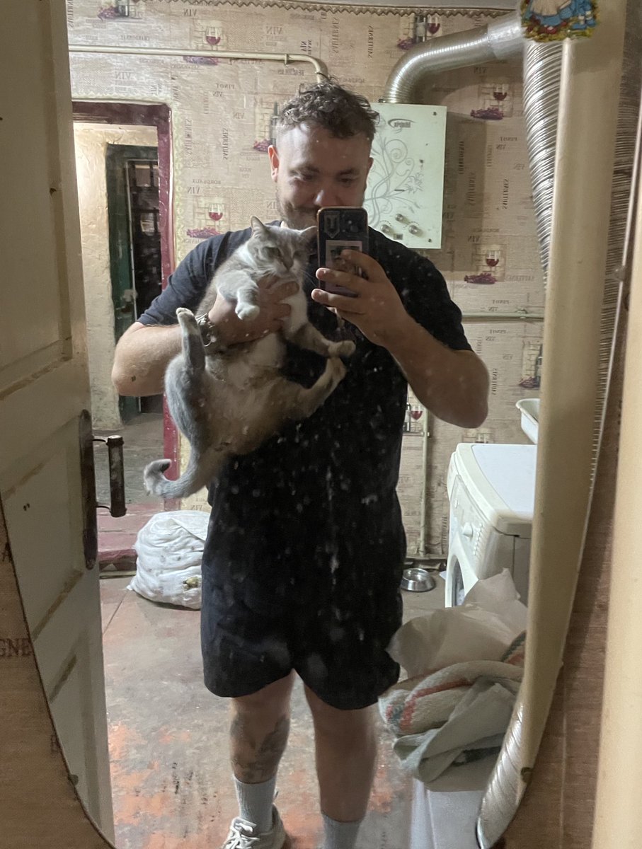 Їй шось не подобається)