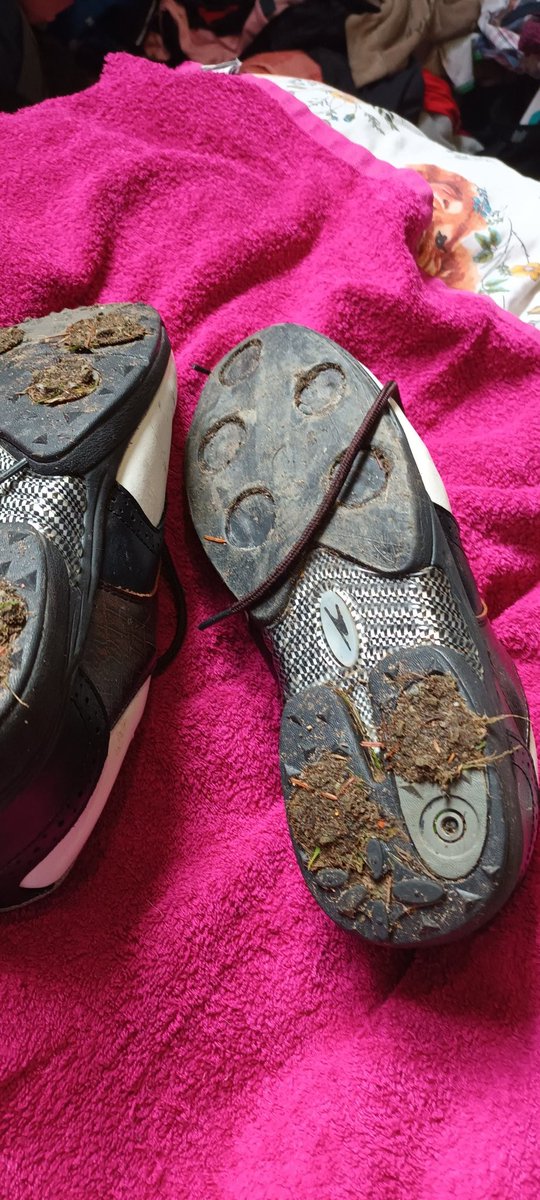 MRBkeeper's tweet photo. crivit golf shoes worn 3 times sole fell off on one and the other on its way off @crivit would advise u to avoid https://t.co/ZzkNlpl6m9